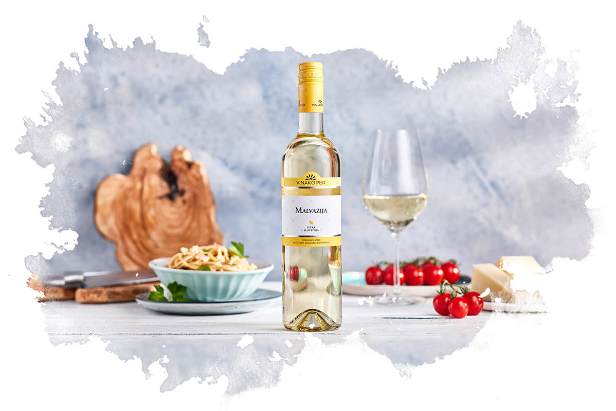 Vino Vinakoper Malvazija, testenine in paradižniki.
