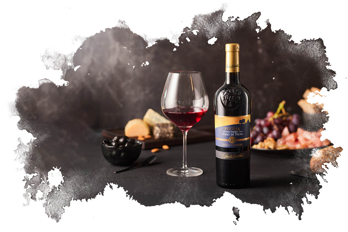 Rdeče vino Duca di Sasséta, Puglia Nero di Troia, sir in olive.