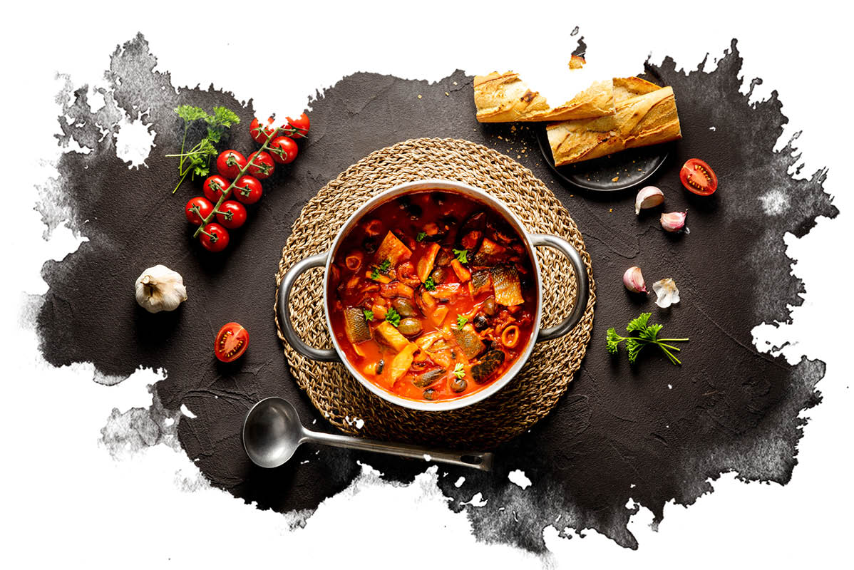 Ribja juha z zelenjavo in kruhom.