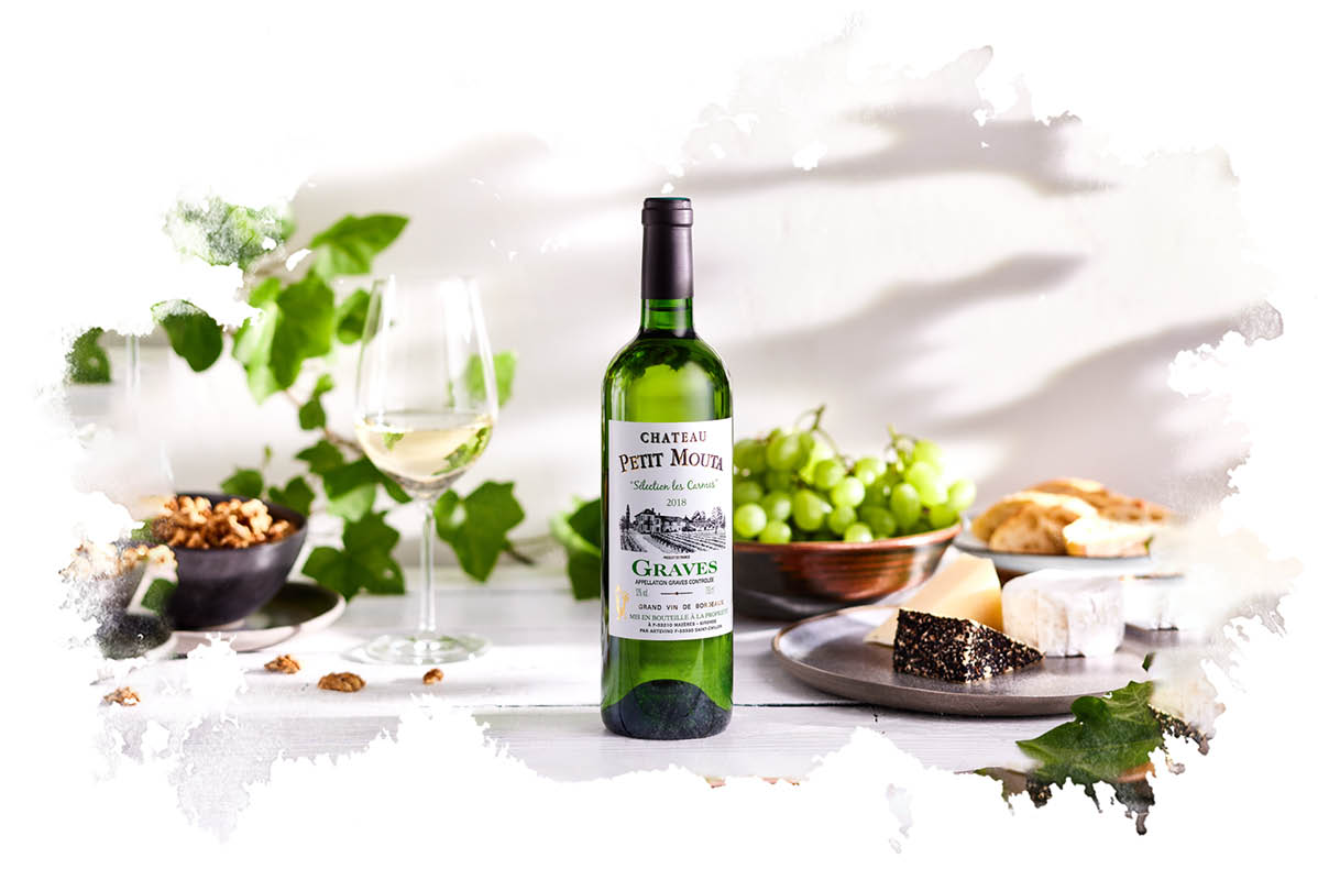 Vino Château Petit Mouta Graves 2018, siri in grozdje.