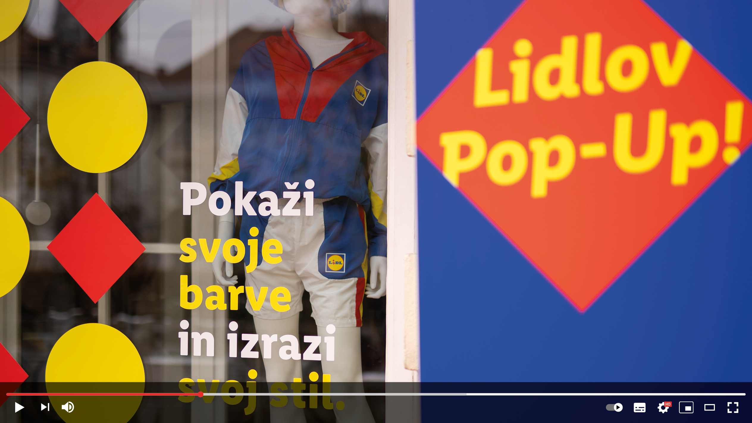 Lidlov Pop-Up! z manekenkami, ki nosijo oblačila v barvah Lidla.