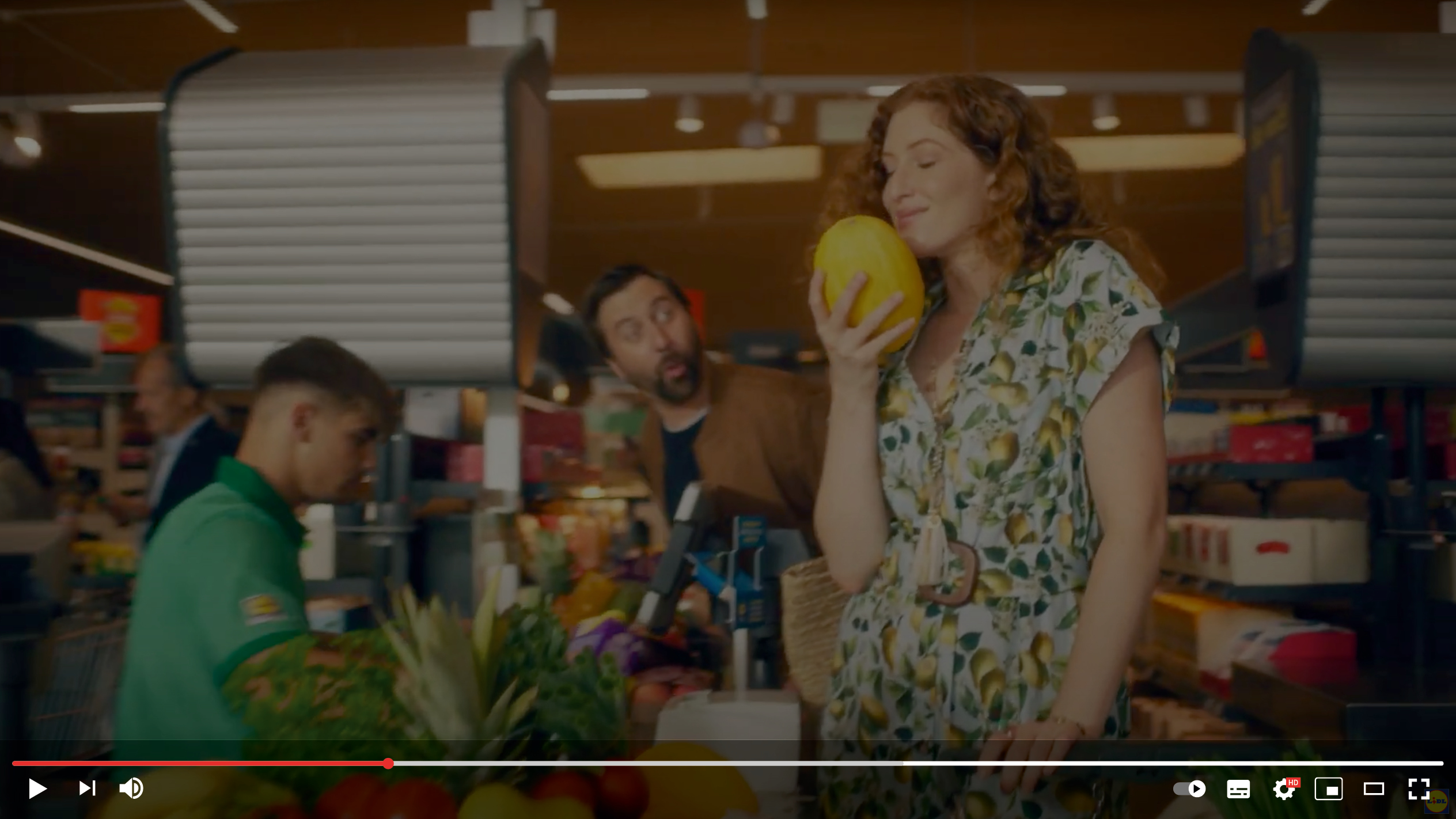 Ženska izbira melono v supermarketu.