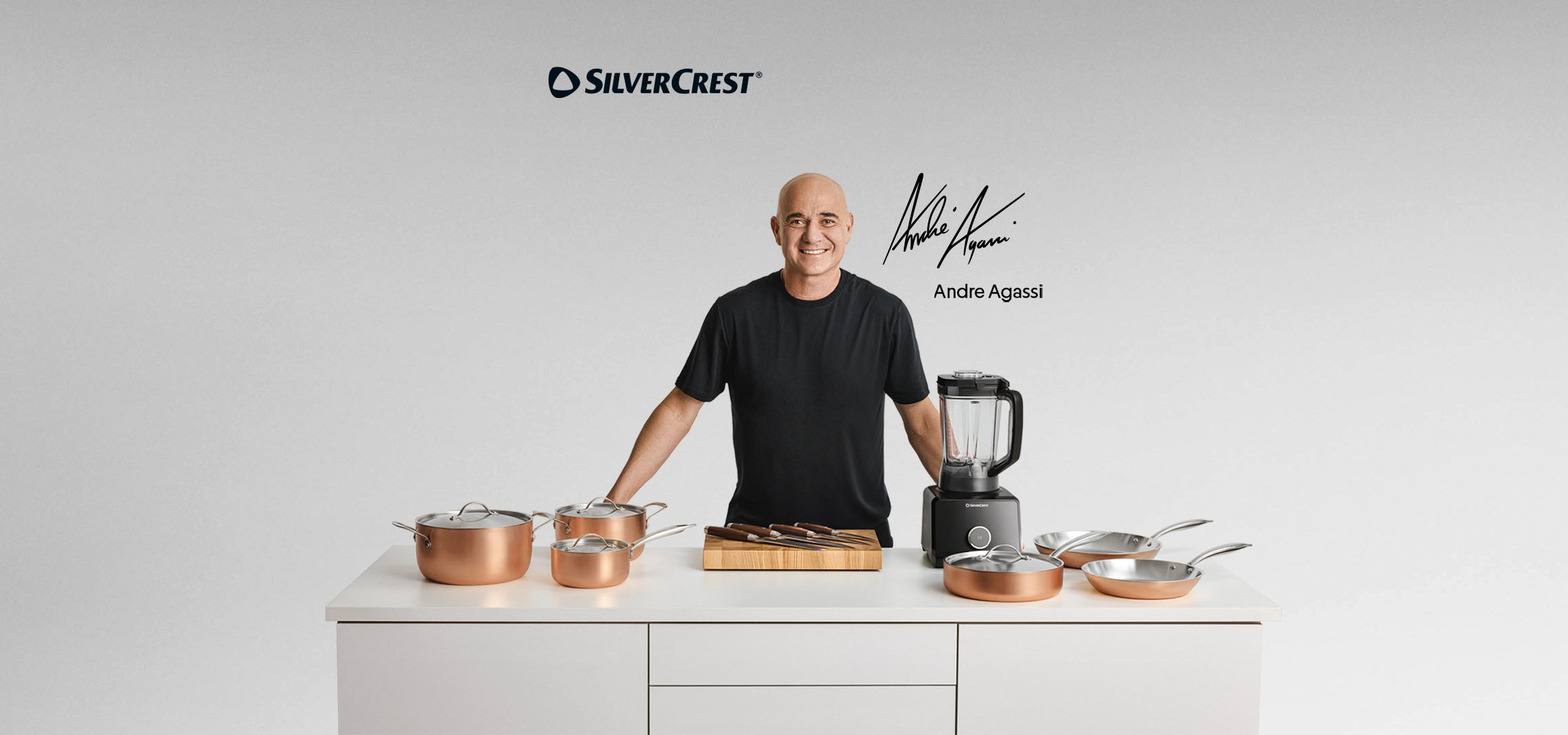 Andre Agassi s kompletom bakrenih posod, mešalnikom in blokom za nože.