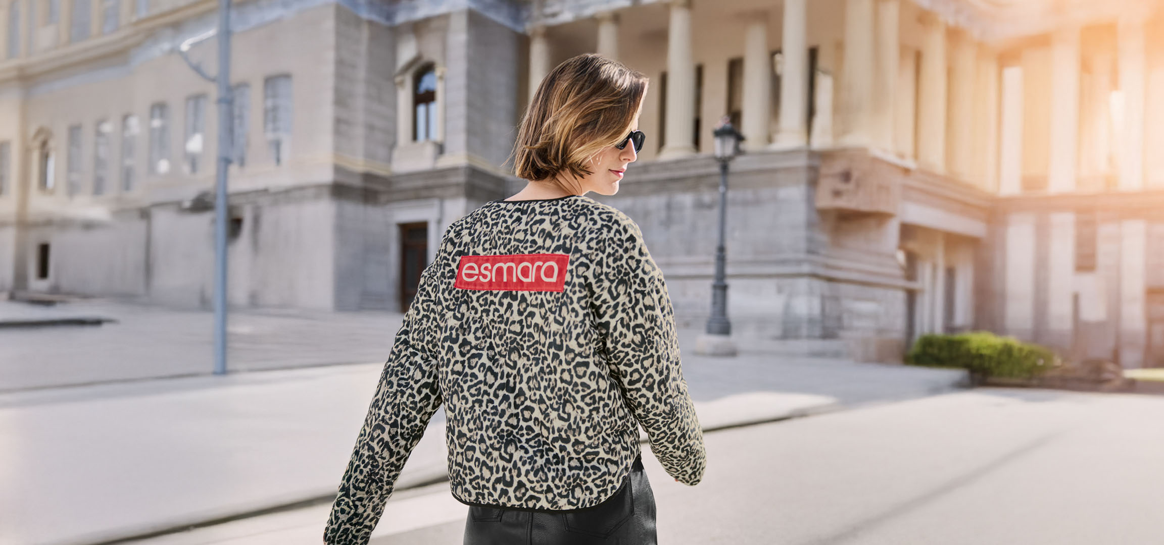 Ženska v Esmara leopardji jakni, sončnih očalih, na mestni ulici.