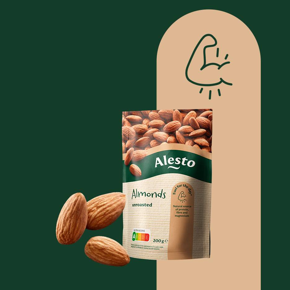 Vrečka nepraženih mandljev z oznako Nutri-Score A, ki so naraven vir beljakovin, vlaknin in magnezija.