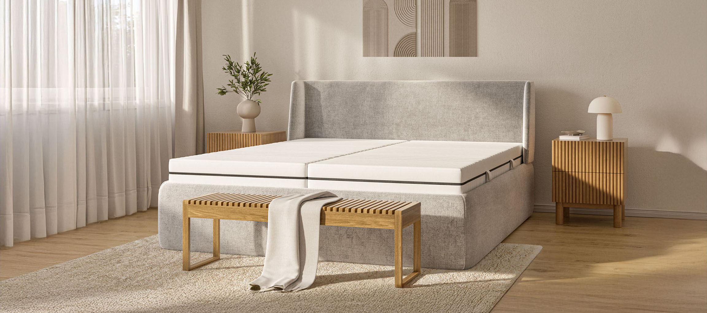 Spalnica v nevtralnih barvah s posteljo z vzmetnico, leseno klopjo in nočnimi omaricami.