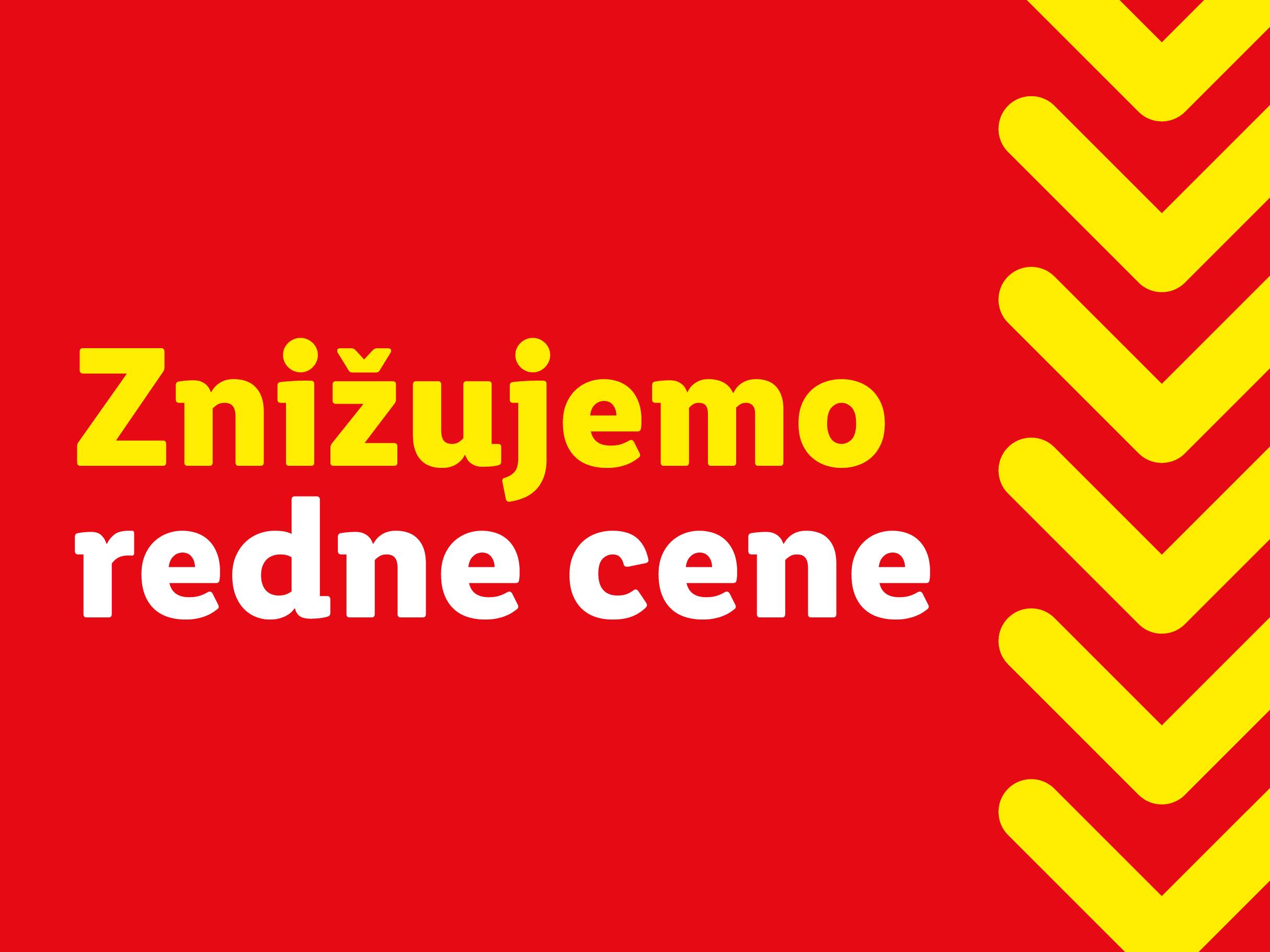 Rdeč plakat z rumenim napisom »Znižujemo redne cene« in rumenimi puščicami.