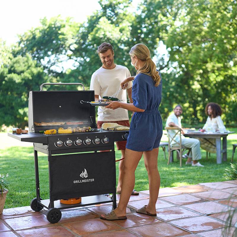 GrillMeister žar s 6 gorilniki, na prostem.