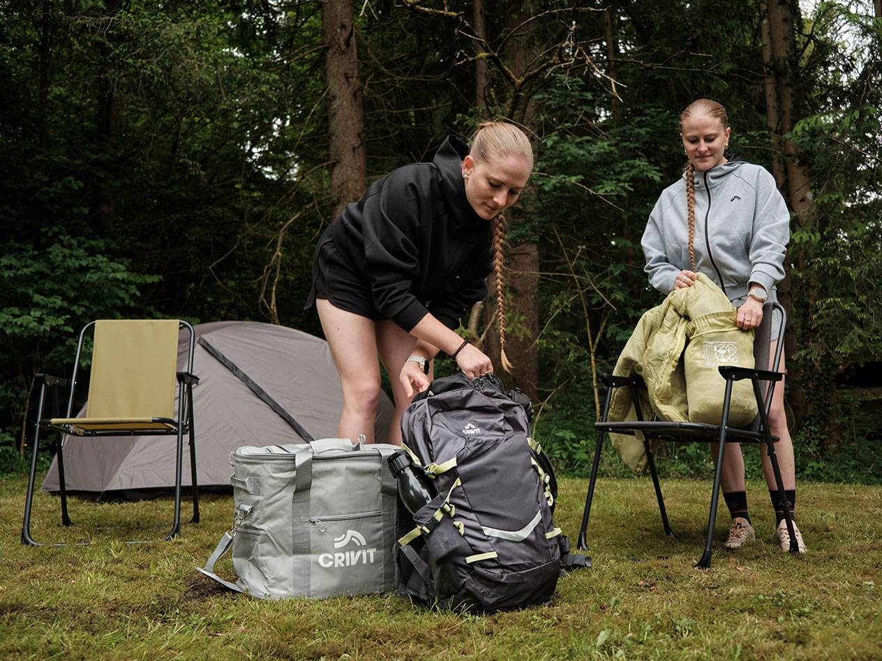 Kamp oprema: Crivit nahrbtnik, stoli in šotor.